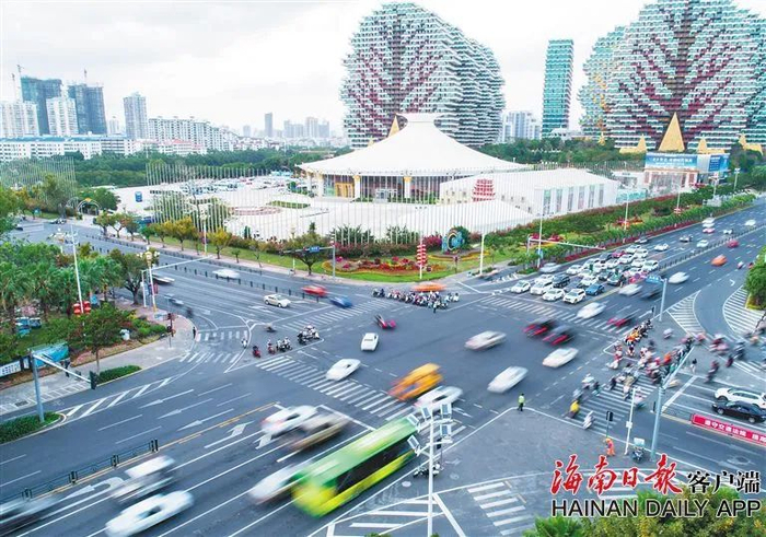 资料图：在三亚市凤凰路与新风街交叉口，车辆行人有序通行。海南日报记者 武威 摄
