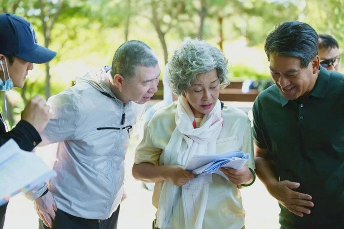 冯小刚、刘晓庆（中）、朱时茂在片场讨论剧本
