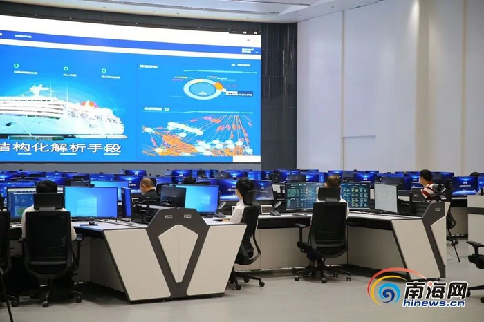 资料图：工作人员进行综合管控系统的操作。海报集团全媒体中心记者 张茂 摄