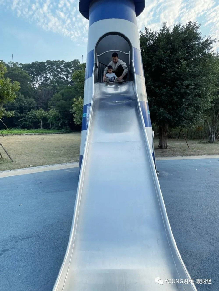 带孩子玩耍的福州男人