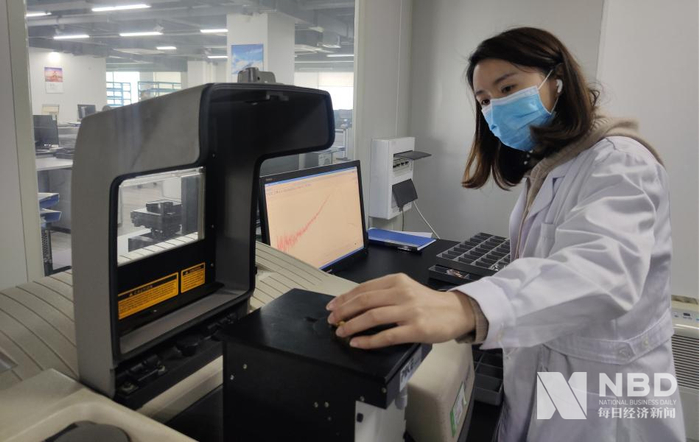 国检中心工作人员正在为记者送检样品做测试 图片来源：每经记者 摄