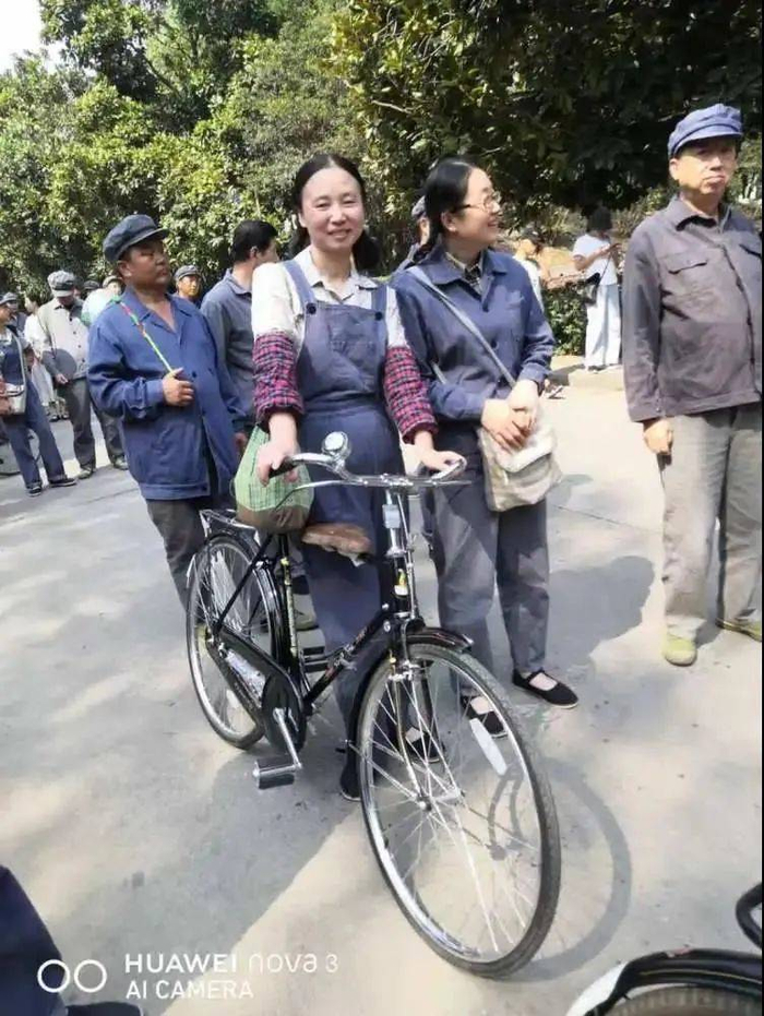 《你好，李焕英》的拍摄简直出动了全襄阳的老乡们，有的老群演甚至拉上了自家放假回老家的女儿，一起来当群演。/ 受访者供图