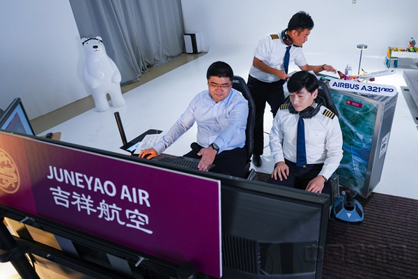吉祥航空飞行员与模拟飞行主播组成三人机组执行虚拟航班