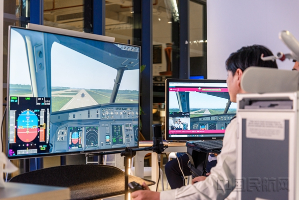 吉祥航空飞行员与模拟飞行主播使用专用游戏硬件执行虚拟航班