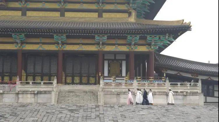 在唐城影视基地，有很多盛装打扮的游客。在这里能够穿越的不止影视和现实的隔阂，还有时空的距离。/ 作者供图