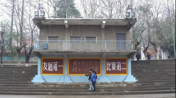 我们抵达卫东厂（《李焕英》取景地）的时候，襄阳正在“倒春寒”降温下雨，但依然有很多慕名而来的游客在电影同款景点打卡。/ 作者供图