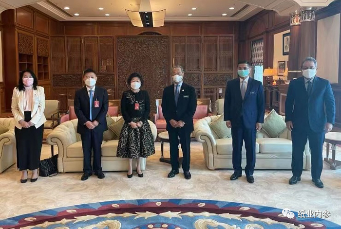 △马来西亚总理会见玖龙纸业董事长张茵、副董事长张成飞等