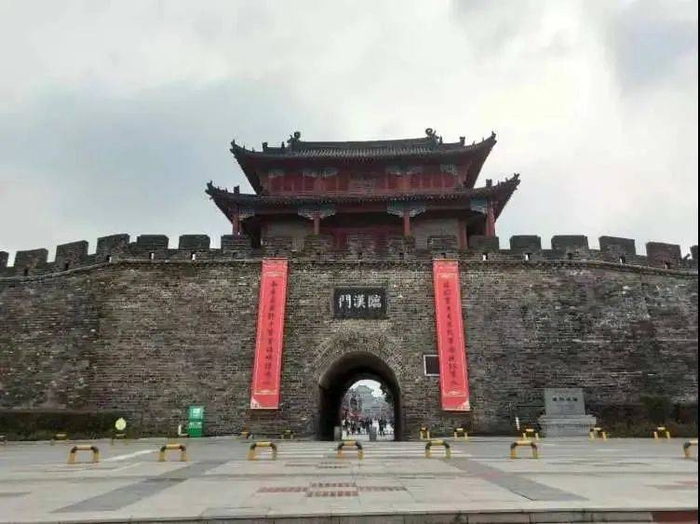 站上襄阳的古城墙，来复习一遍王维的《汉江临泛》。“楚塞三湘接， 荆门九派通。江流天地外， 山色有无中。郡邑浮前浦， 波澜动远空。襄阳好风日， 留醉与山翁。” / 作者供图