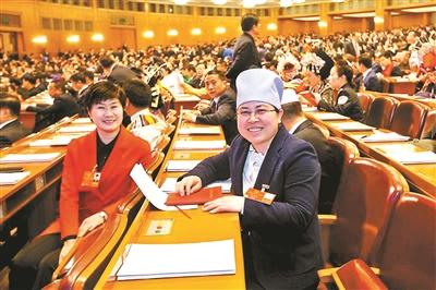 全国人大代表马慧娟（图右）在全国两会上 受访者供图