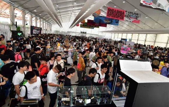 上海球鞋潮流嘉年华Sneaker Con West Bund火热的球鞋交易区 图/东方网