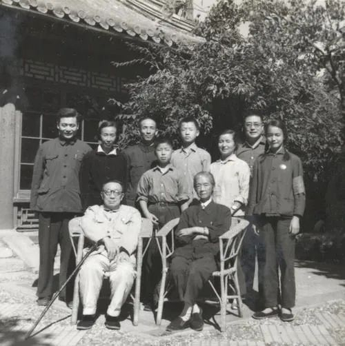 1971年许进全家福。前排左1许德珩，后排左1邓稼先、左4许进