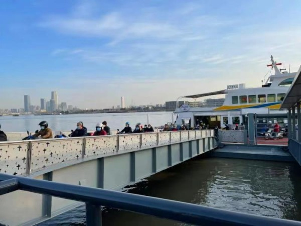 图说：市民摆渡过江。