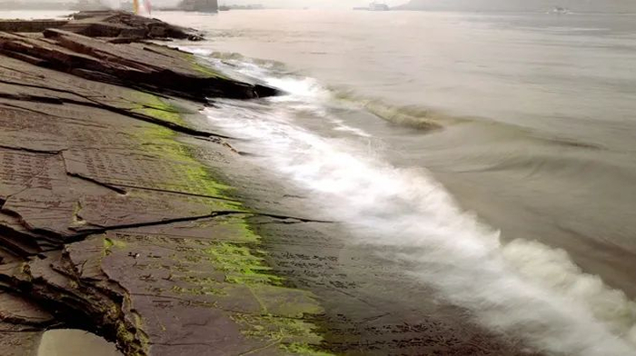 白鹤梁题刻未被淹没前的原貌（图片来源：白鹤梁水下博物馆官网）