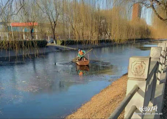 清理民心河水面杂物。