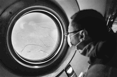 由于三峡工程的建设，白鹤梁淹没在水中，为了保护这处文化遗产，建立了水下博物馆。图为近日，一位观众通过观景窗清晰观看保护罩内静卧水中的白鹤梁题刻。