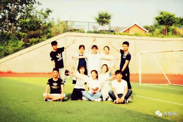 一排右一为吕天仓