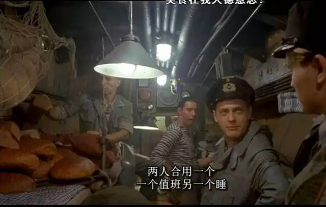 ▲几个人合用一张床，床头堆满面包。