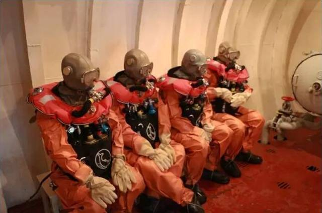 ▲鱼雷发射管脱险训练