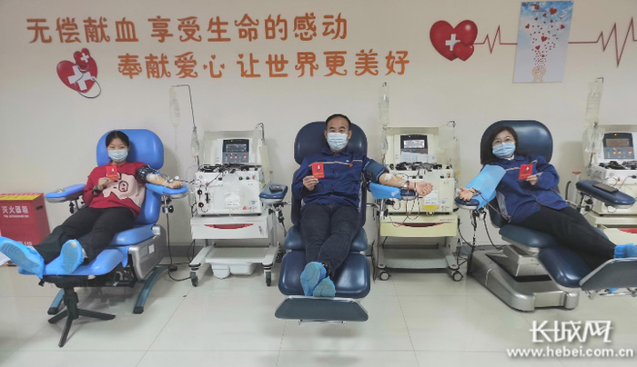 河钢邯钢职工尹志华一家人在无偿献血。河钢邯钢供图