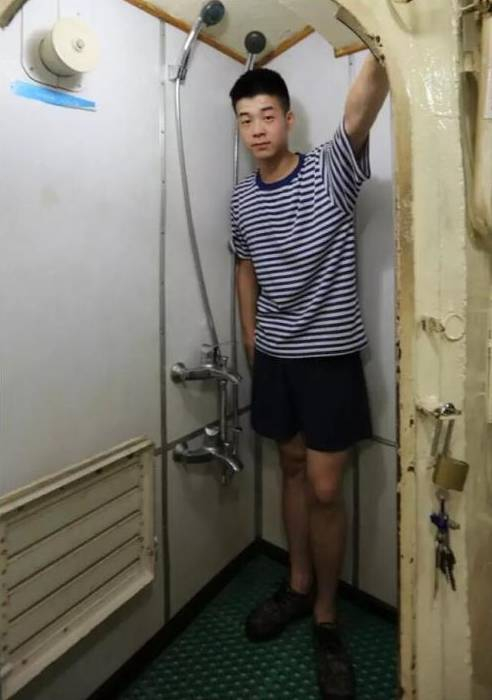 ▲我国某潜艇中的浴室
