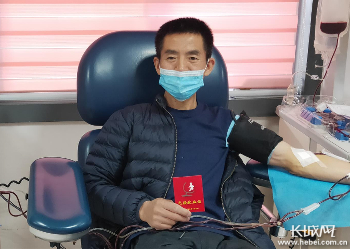 河钢邯钢职工王东风正在无偿献血。河钢邯钢供图