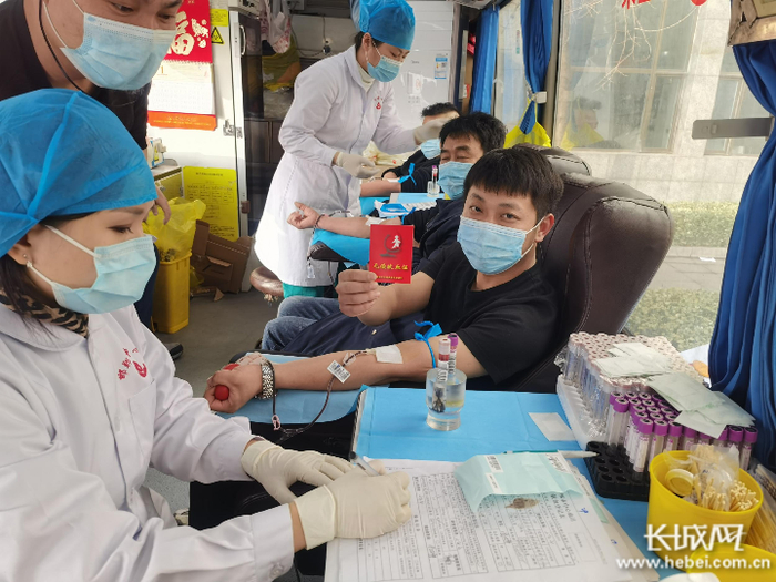 河钢邯钢“钢铁团队”在无偿献血。河钢邯钢供图