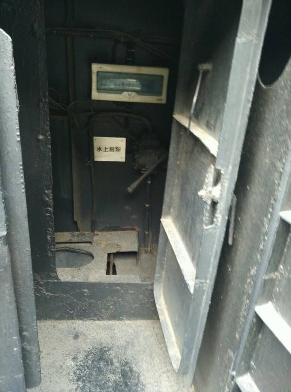 ▲我军退役后对外参观的303潜艇水上厕所