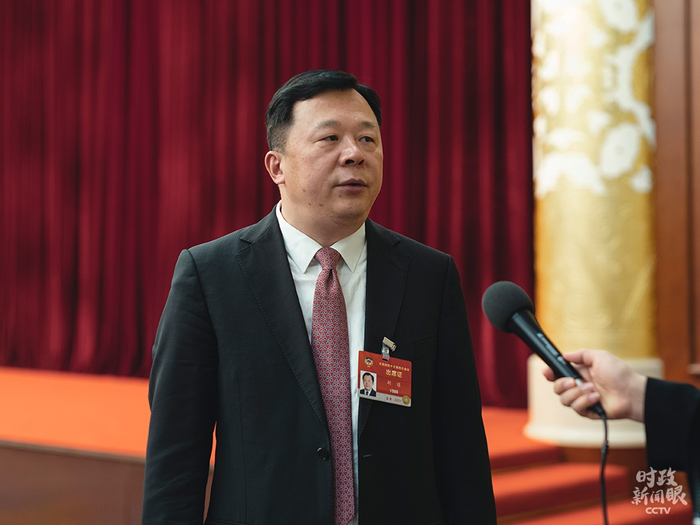 　　△胡豫委员是武汉协和医院院长。去年2月10日，习近平总书记在地坛医院远程诊疗中心通过视频连线武汉市疫情防控一线工作者，胡豫是汇报人之一。（总台央视记者王哈男拍摄）