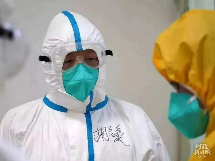 △去年疫情暴发后，胡豫身先士卒，奋战在抗疫一线。（资料图）