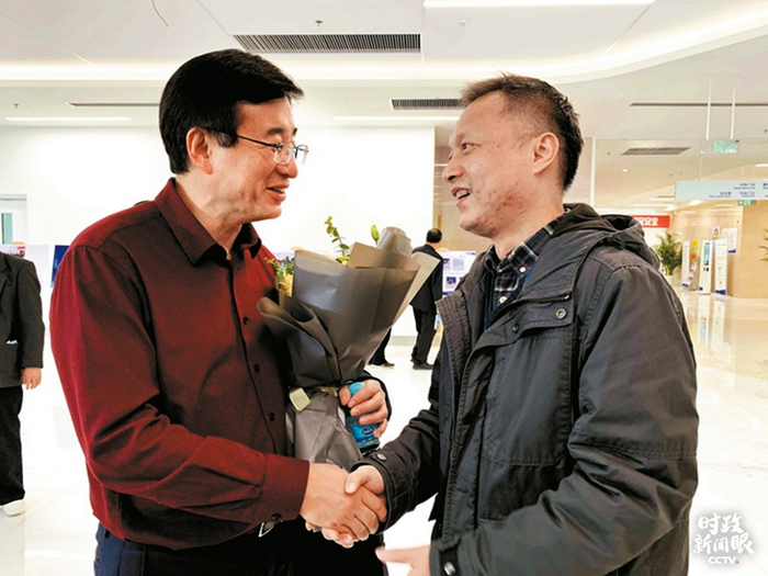 　　△2020年3月，武汉中心医院的易凡医生（右）因感染新冠肺炎导致“面容变黑”的照片被发布后，令全国网友牵挂。同年10月，得知曾参与救治他的王辰院士（左）在武汉，易凡专程向王辰院士献花致谢。（来源于北京晚报官网）