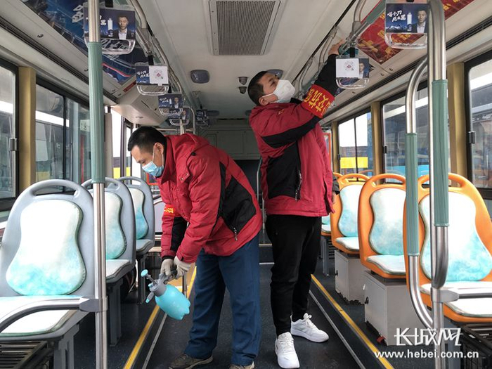 石家庄公交39路车长贾跃超（左）和安检员刘搏。