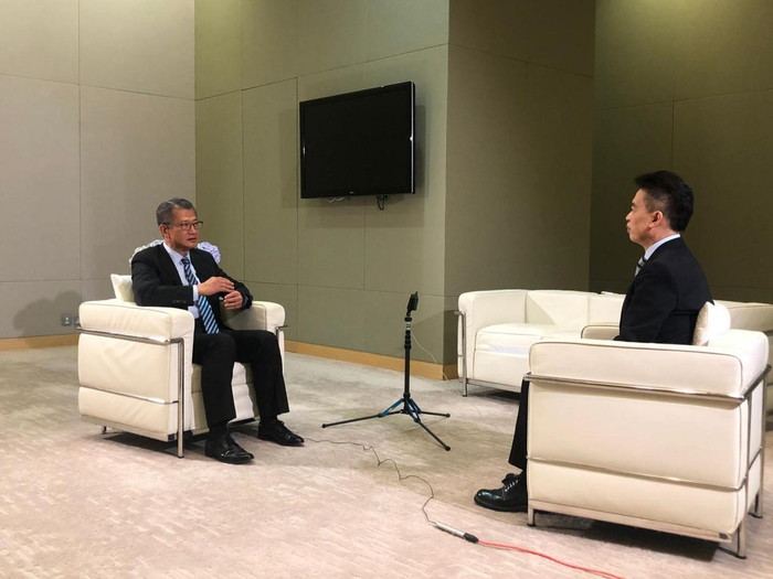 △香港特区政府财政司司长陈茂波（左）