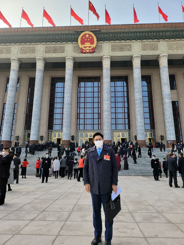 霍启刚在人民大会堂前