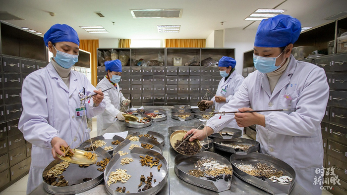 △江苏海安市中医院，中药师根据处方调配中药。