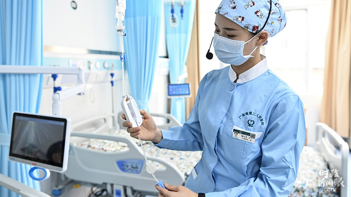 △广东省第二人民医院工作人员在5G智慧病房内演示“智能输液监测器”的功能。