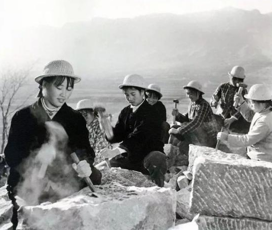 （20世纪60年代，河南林县人民自力更生，在太行山悬崖峭壁上修建长达1500公里的红旗渠。图为工地上工作的妇女）