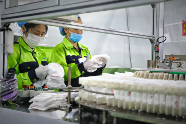 （巨森的纸尿裤生产线基本实现自动化生产，每条生产线上只有约15人负责辅助工作。受访者供图）
