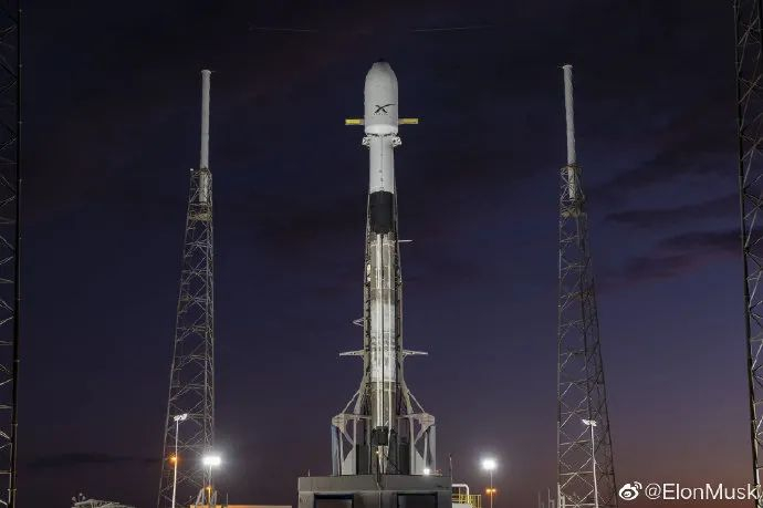 图| Starlink 树立在平台上发射台 （来源：weibo）