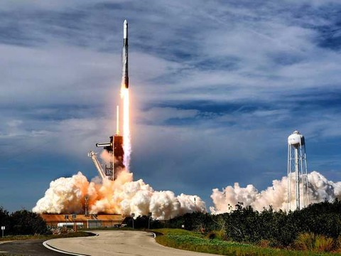 图示：SpaceX旗下一枚猎鹰9号火箭从肯尼迪航天中心39A发射台升空
