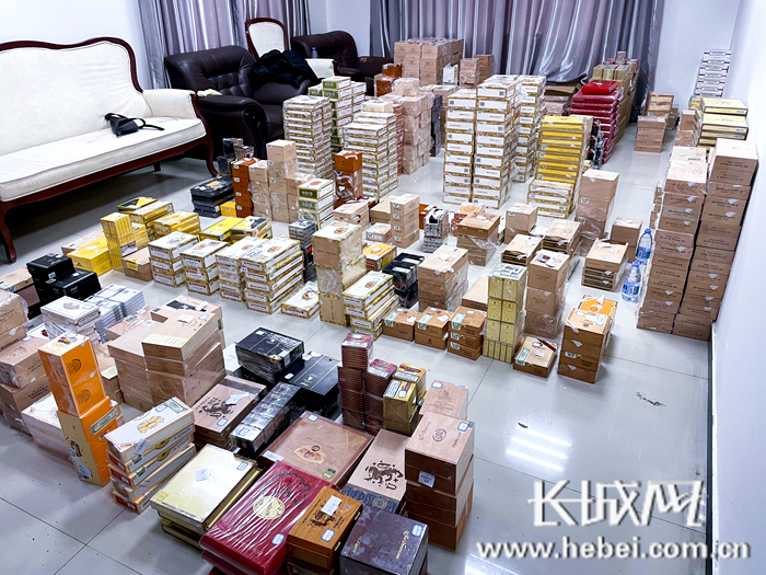 石家庄海关查获的涉嫌走私雪茄。樊福星 摄