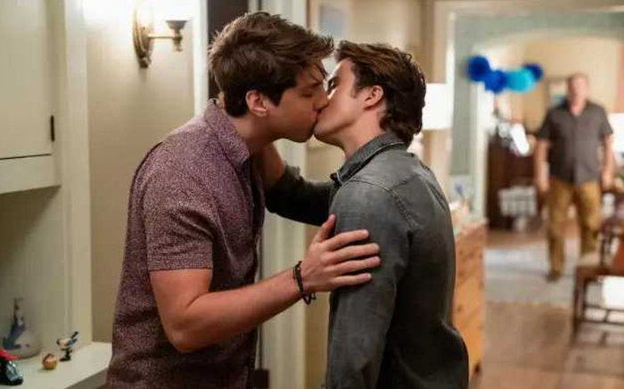 《爱你，维克多》剧照