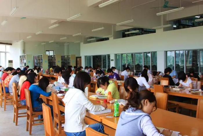 ▲图书馆里最感人的是一届又一届坚守的考研人，他们迎着晨光出门，踏着星光回家