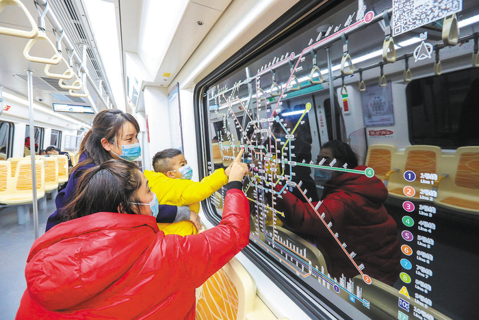 市民在列车上细数地铁站点 成都日报记者 胡大田 摄