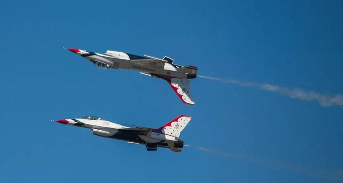 美国空军雷鸟飞行表演队在2012年的 北极雷霆航空展上表演倒飞。图片来源：wikicommons