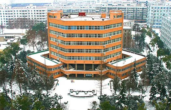 ▲青山馆1990年开放使用，至2018年已使用28年，馆内设施因年久陈旧，学校决定翻新青山馆，为武科大的学子开辟一方更舒适更温暖的学习场所