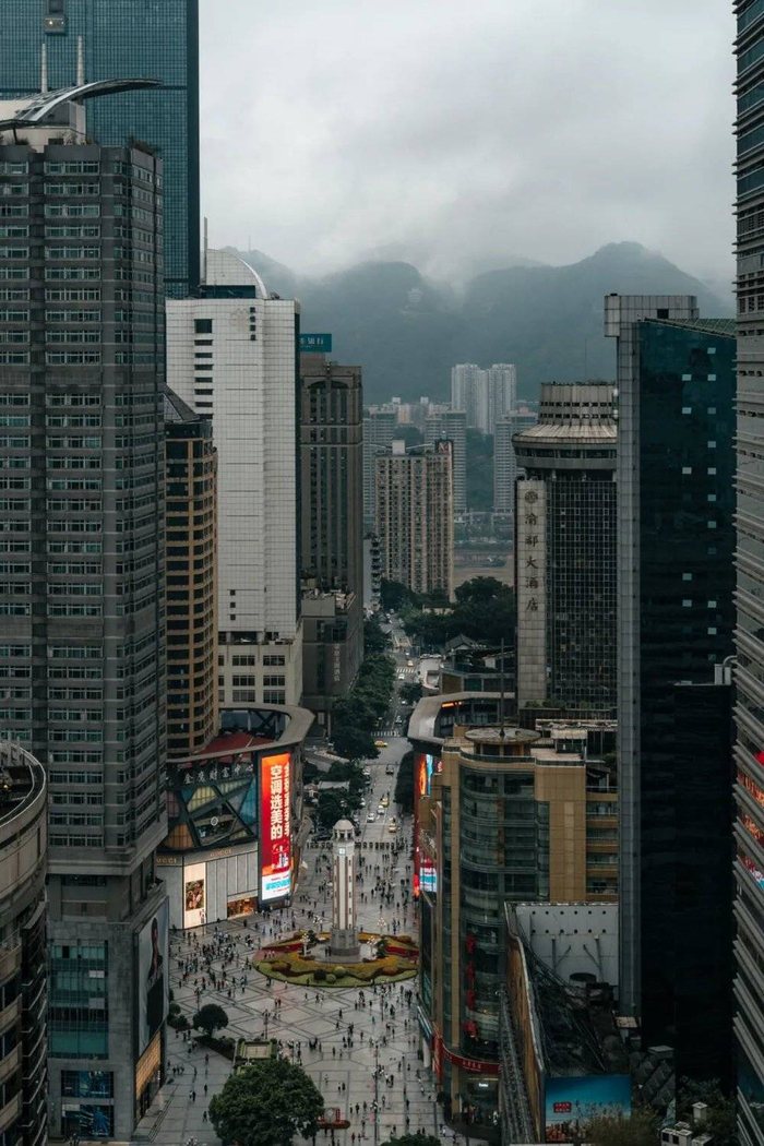 解放碑曾经是重庆最高的建筑，如今它的“低矮”见证了重庆的飞速发展。摄影/曹冰冰