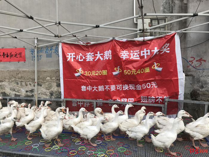 ▲前往“拉面哥”家，路边可见的套圈游戏