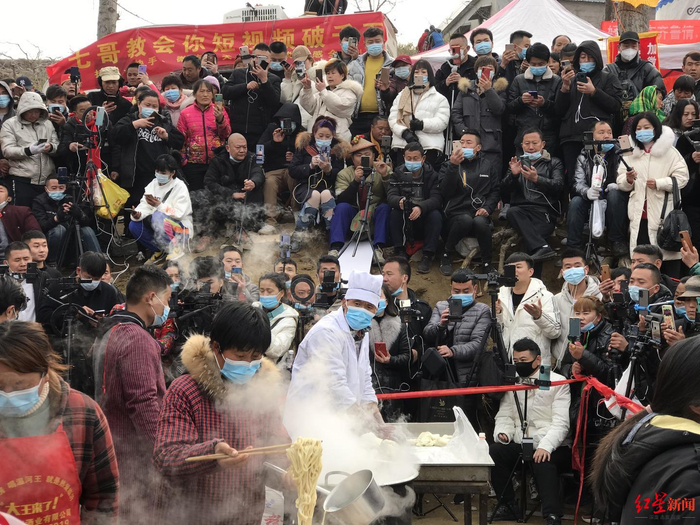 ▲被眼睛和更多“眼睛”围观的“拉面哥”和“拉面嫂”