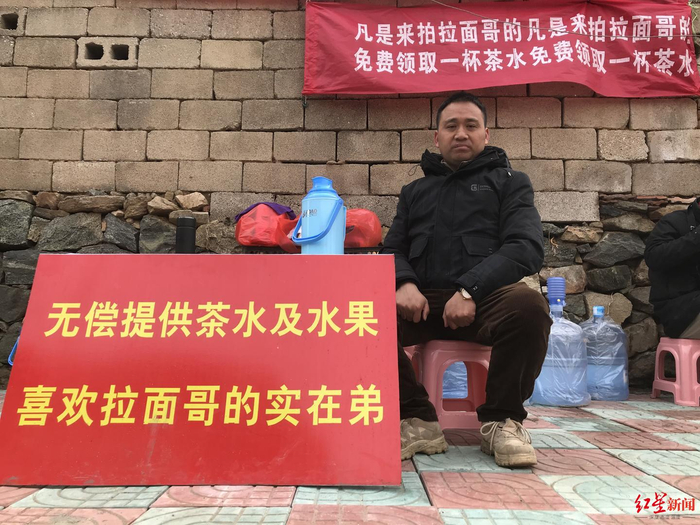 ▲宁波老板周年和他的“实在弟”爱心摊