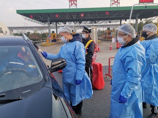 元宵节市场监管领导干部换志愿者支援卡点。